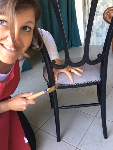 Tapissière réparant un fauteuil